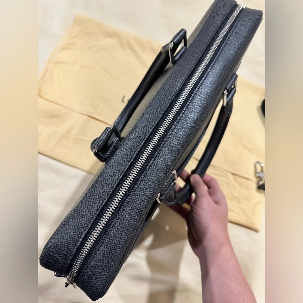 LOUIS VUITTON Taiga Porte-Documents Business MM Ardoise